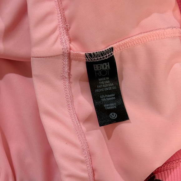 Beach Riot matching workout set. Top is size medium and bottoms are a size small - Picture 3 of 5